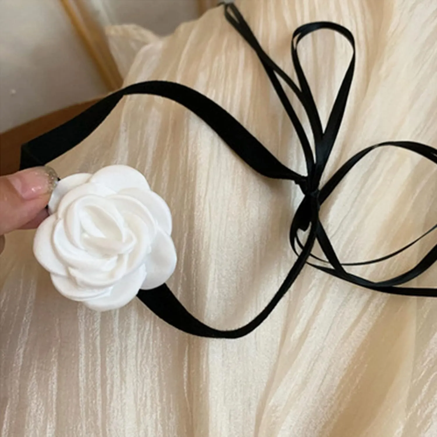 Flower Choker Necklace for Women Choker with Rose Flower Pendant, Adjustable Velvet Ribbon Collar Chain, Elegant Sping Summer Necklace for Weddings, Parties, Holiday