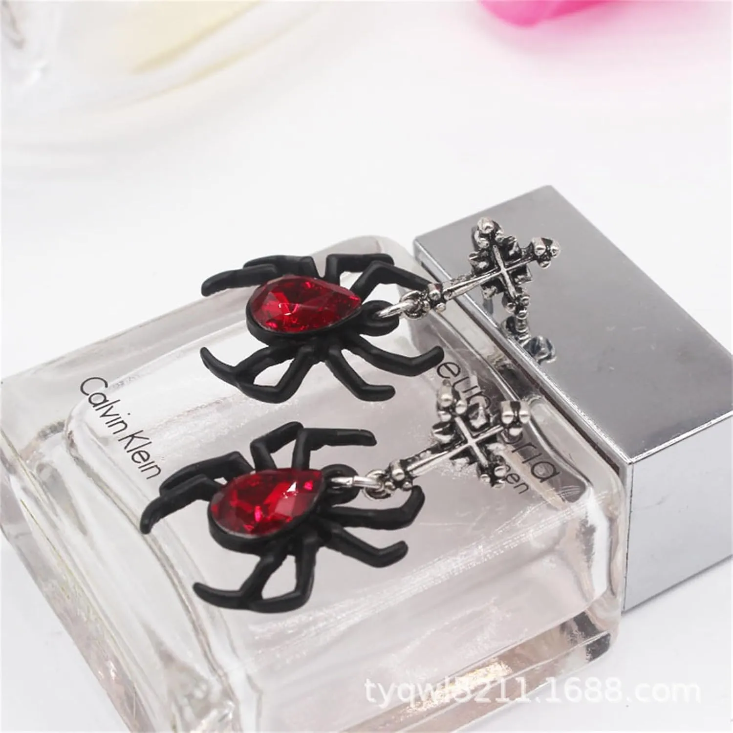 MALOYANVE Halloween Spider Earrings for Women Lifelike 3D Scary Vintage Black Gothic Red Blue Crystal Web Animal Lightweight Stud Earrings Cosplay Party Jewelry